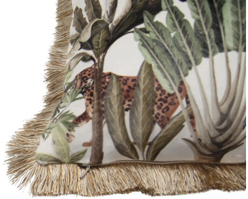 Dekoratívny vankúš s motívom džungle a strapcami