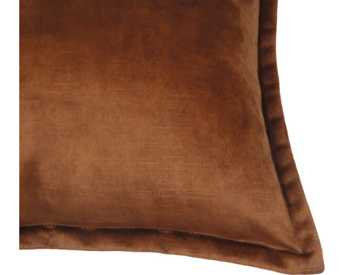 Detailný záber štvorcového vankúša z velúru