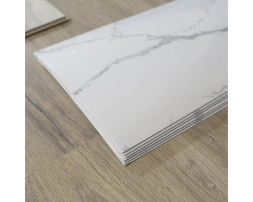 Stoh vinylových podlahových dlaždíc so vzhľadom mramoru