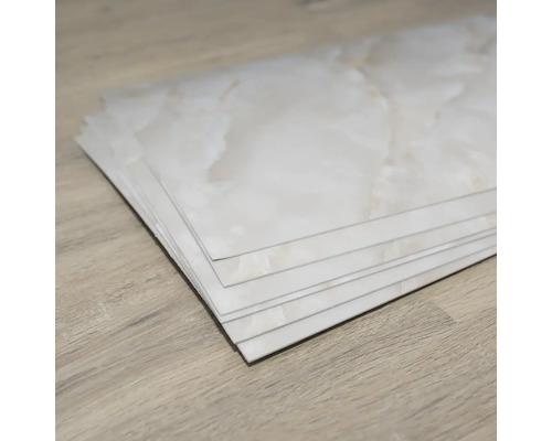 Viaceré vinylové podlahové dlaždice so vzhľadom mramoru