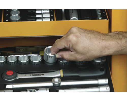 Ruka siaha po nástrčnom kľúči veľkosti 27 v kufríku s náradím