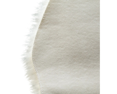 Detail okrúhleho koberca s kožušinovým lemom