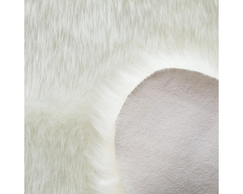 Detailný pohľad na biely koberec s dlhými vláknami a protišmykovou spodnou stranou