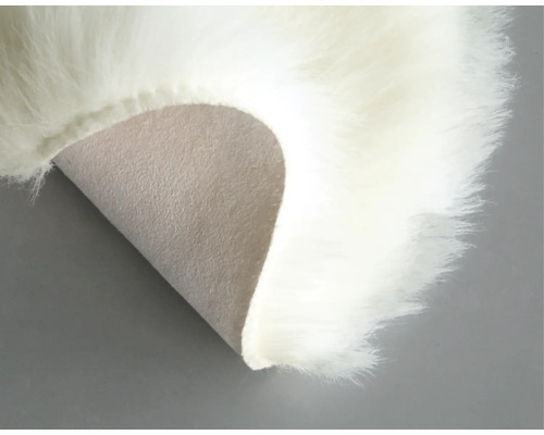 Detailný pohľad na koberec s dlhým vlasom a zadnou stranou