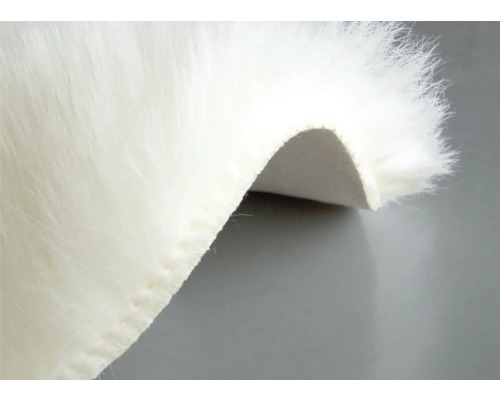 Detailný záber koberca s umelou kožušinou