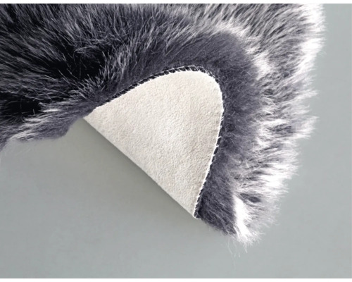 Sivá imitácia ovčej kože s rubovou stranou.