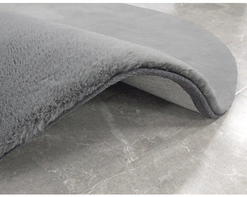 Detail šedého koberca s mäkkým povrchom