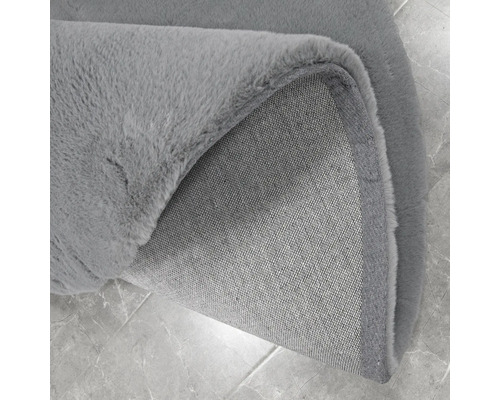 Sivý koberec s textilnou zadnou stranou