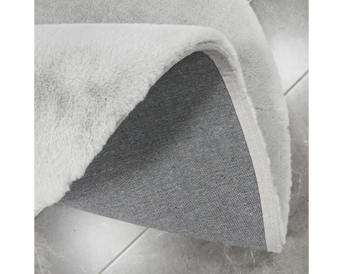 Detailný pohľad na svetlý koberec s vlasom a textilnou zadnou stranou