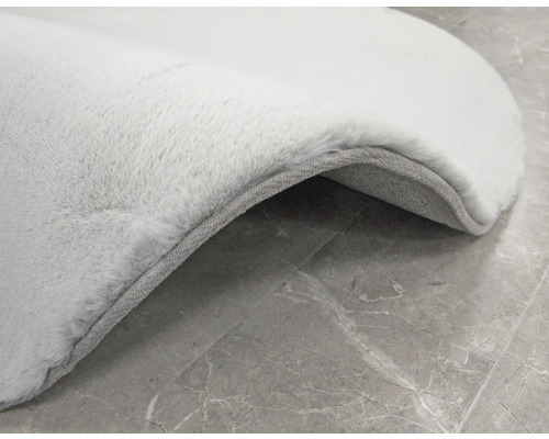 Detailný pohľad na svetlý koberec s mäkkým povrchom