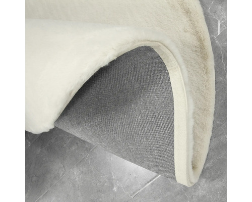 Detail okrúhleho koberca s vlasom a textilnou zadnou stranou