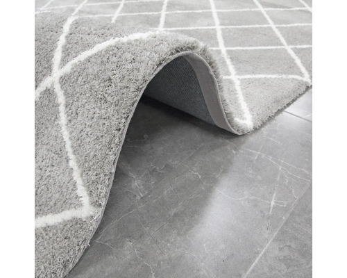 Sivý koberec s kosoštvorcovým vzorom