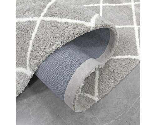 Sivý koberec s geometrickým vzorom