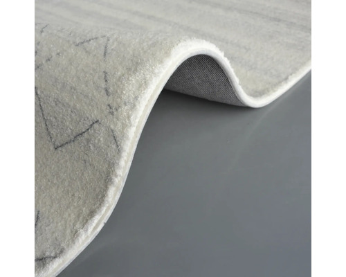 Koberec s geometrickým vzorom