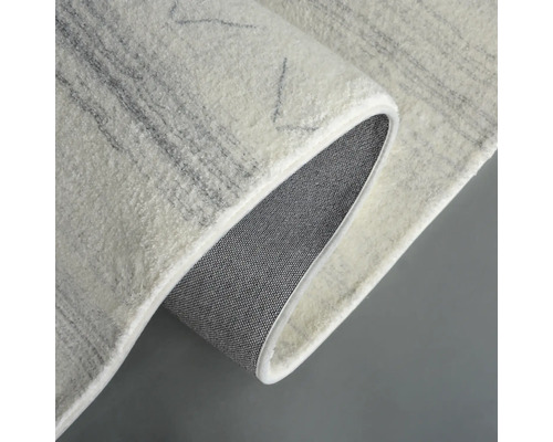 Koberec so vzorom a tkanou zadnou stranou