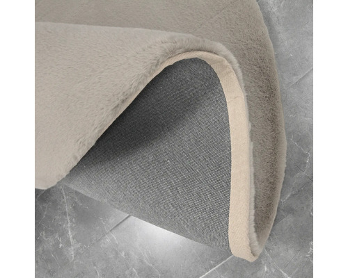 Detailný pohľad na koberec s vlasovým povrchom a tkanou zadnou stranou