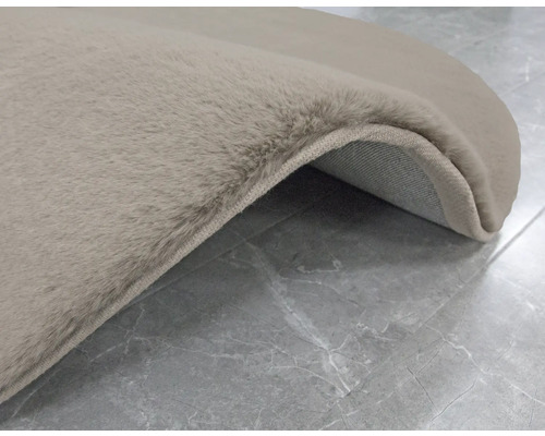 Detailný pohľad na béžový koberec s vysokým vlasom