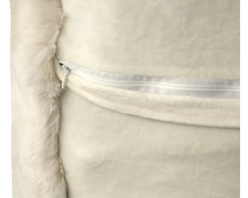 Detail vankúša so zipsom a lemom z umelej kožušiny