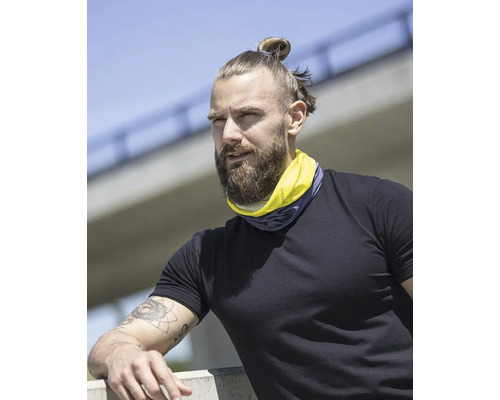 Muž s multifunkčnou šatkou ako šálom