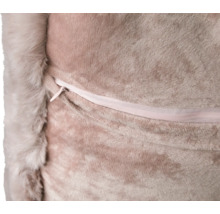 Detailný záber ozdobného vankúša so zipsom a lemom z umelej kožušiny