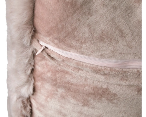 Detailný záber ozdobného vankúša so zipsom a lemom z umelej kožušiny