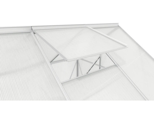 Detailný pohľad na skleník s otvoreným oknom na vetranie