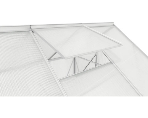 Detailný pohľad na skleník s otvoreným oknom