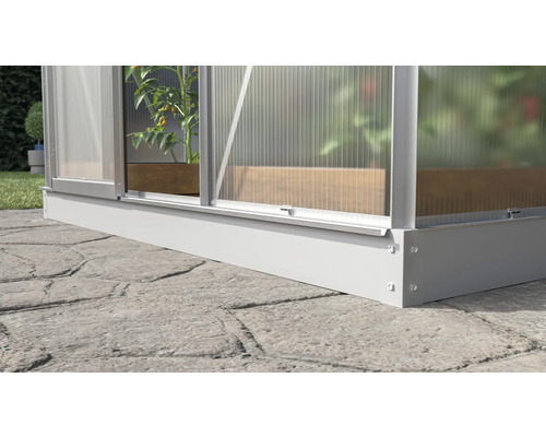 Detailný pohľad na skleník s hliníkovým rámom a základom