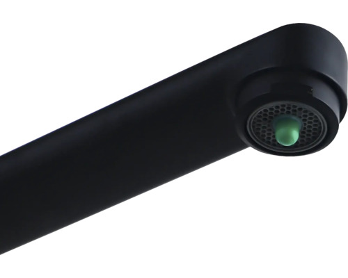 Detailný záber čierneho výtoku vodovodnej batérie s perlátorom