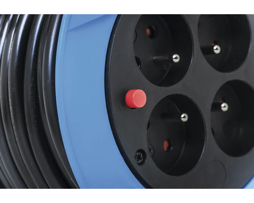 Káblový bubon so štyrmi zásuvkami a navíjacím mechanizmom