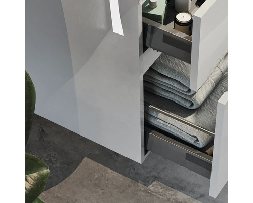 Detailný pohľad na kúpeľňovú skrinku s otvorenými zásuvkami a uterákmi