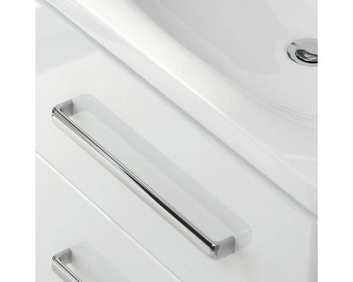 Detailný pohľad na kúpeľňovú skrinku s umývadlom a zásuvkami s úchytkami