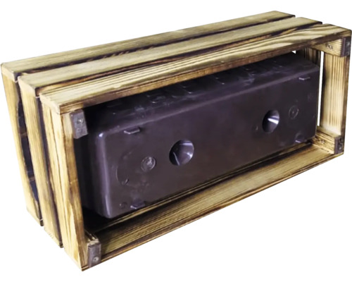 Drevená debna s kvetináčom