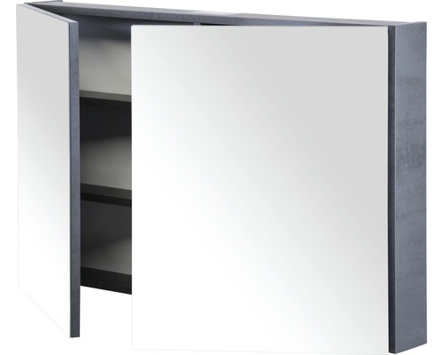 Otvorená zrkadlová skrinka s policami