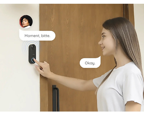 Žena používa zvonček s funkciou interkomu