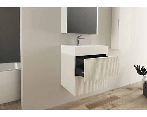 Kúpeľňa s umývadlovou skrinkou, zrkadlovou skrinkou a závesnou skrinkou