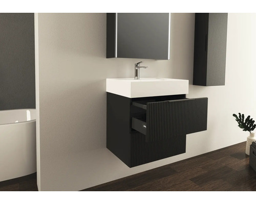 Moderná kúpeľňa s umývadlovou skrinkou, zrkadlom a vysokou skriňou