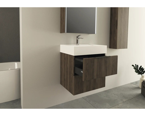 Kúpeľňa s umývadlom, zrkadlom a otvorenou zásuvkovou skriňou