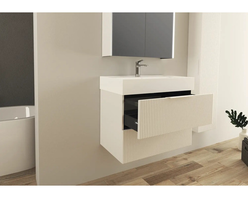 Moderná kúpeľňa s umývadlovou skrinkou, umývadlom a zrkadlovou skrinkou pre štýlové prostredie