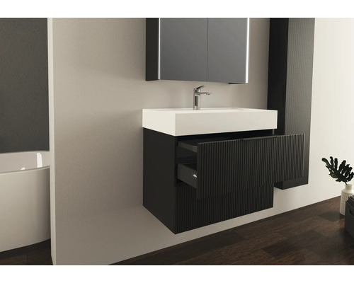 Kúpeľňa s umývadlovou skrinkou, umývadlom, zrkadlovou skrinkou a vysokou skrinkou