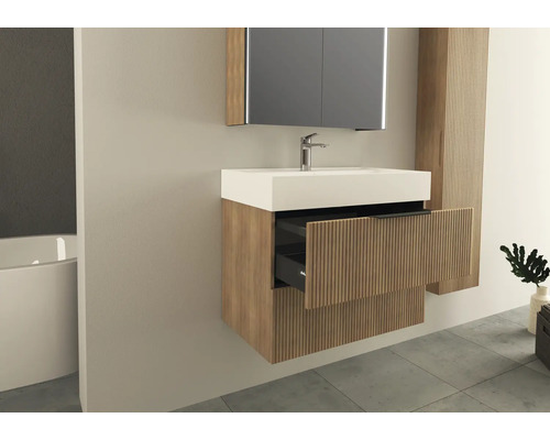 Moderná kúpeľňa s umývadlom, zrkadlom a otvoreným prvkom zásuvky