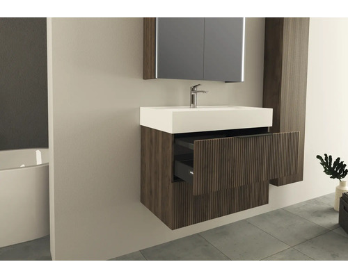 Moderná kúpeľňa s umývadlom, umývadlovou skrinkou, zrkadlovou skrinkou a otvoreným prvkom zásuvky.