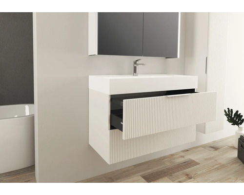 Kúpeľňa s umývadlovou skrinkou, zrkadlovou skrinkou, umývadlom a otvorenou zásuvkou