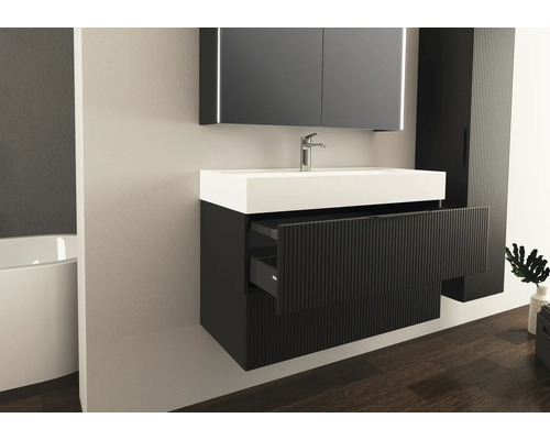 Moderná kúpeľňa s umývadlovou skrinkou, zrkadlom a vysokou skriňou