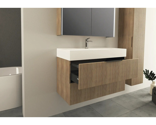 Moderná kúpeľňa s umývadlovou skrinkou, zrkadlovou skrinkou a vysokou skrinkou vo vzhľade dreva