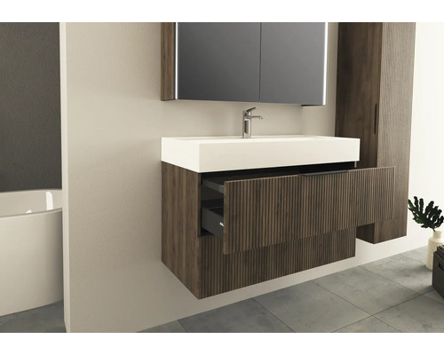 Kúpeľňa s umývadlovou skrinkou so zásuvkou, umývadlom, zrkadlovou skrinkou a vysokou skrinkou