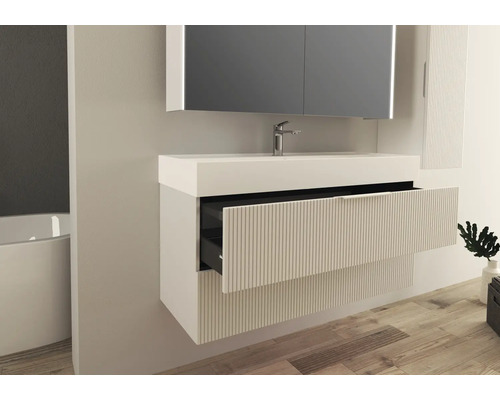 Kúpeľňová scéna s umývadlom, skrinkou pod umývadlo s otvorenou zásuvkou, zrkadlovou skrinkou a vodovodnou batériou