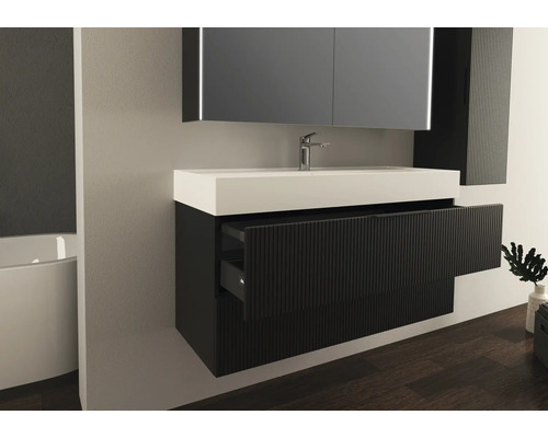 Moderná kúpeľňa s umývadlom, zrkadlom a úložnými zásuvkami.