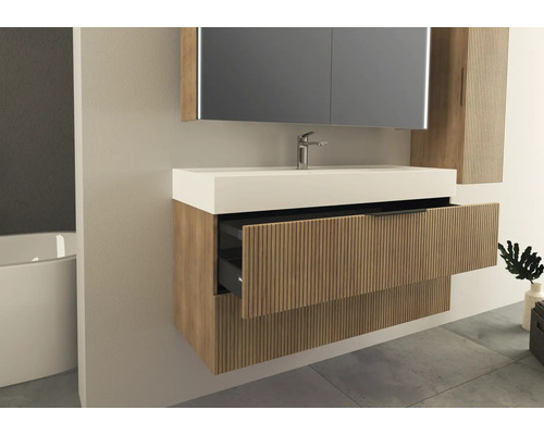 Kúpeľňa s umývadlovou skrinkou, umývadlom, zrkadlom a otvorenou zásuvkou