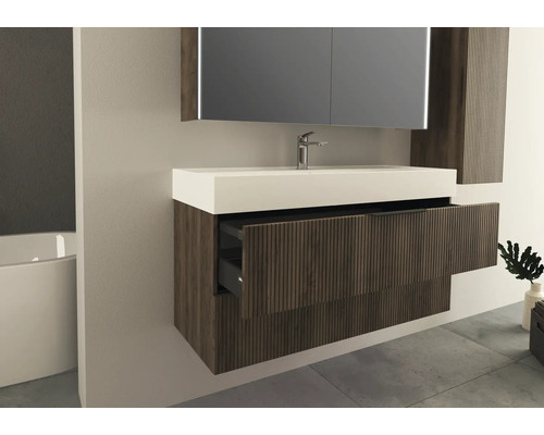 Kúpeľňa s umývadlom, zrkadlom a otvorenou zásuvkou